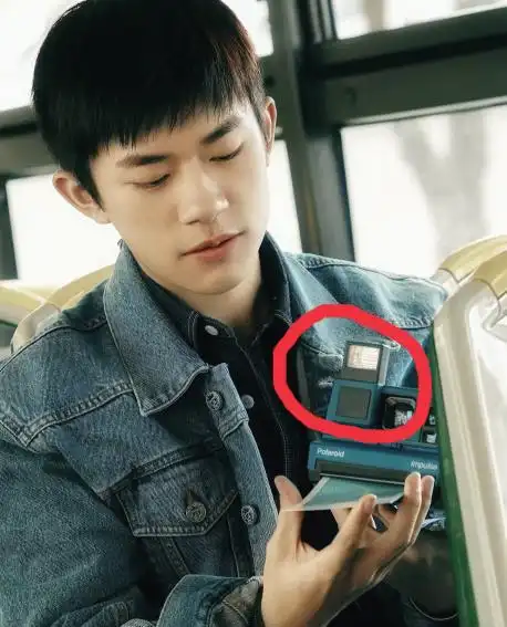 易烊千玺拍mv将照相机带火,得知价格那刻,粉丝直呼我不配拥有