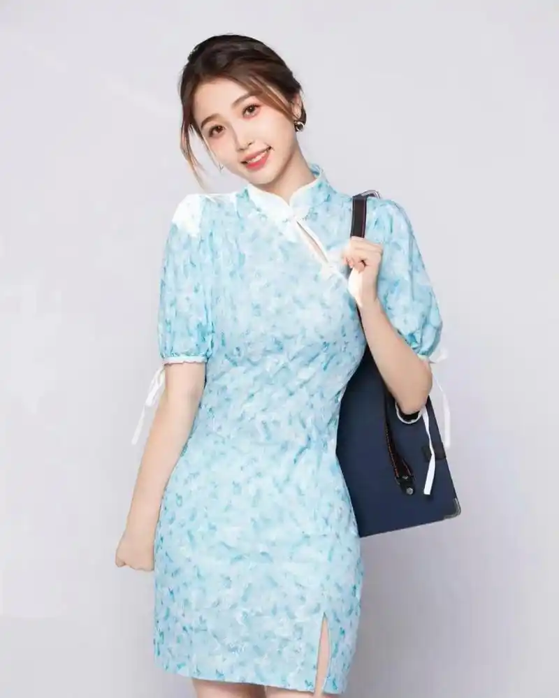 虞书欣# 一袭蓝色碎花旗袍,肤白貌美的容颜,窈窕曼妙的身材,清纯堂览