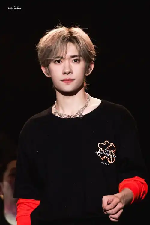 易烊千玺美拉德发色##易烊千玺代言倍轻松