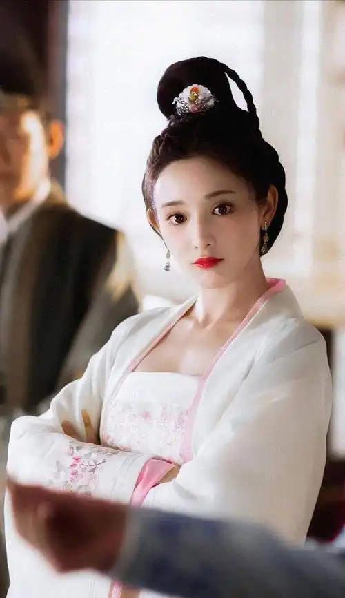 我也因为小枫开始关注这个实力与颜值兼具的"新生代"女演员,感觉入股