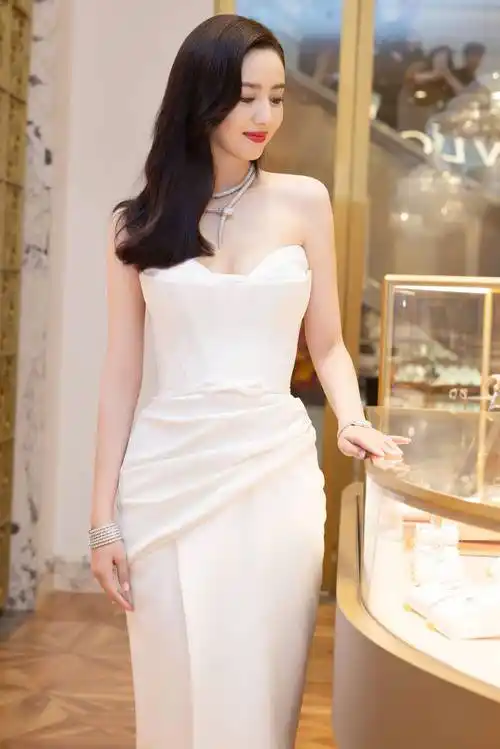佟丽娅白色抹胸长裙优雅写真_身材_气质