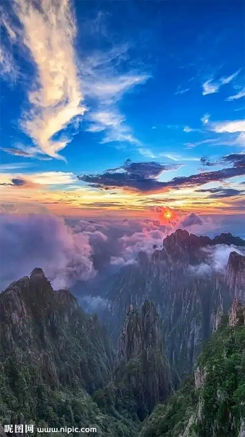 高耸入云的山峰图片