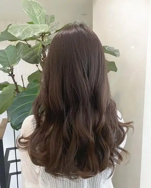 中长发女生必备的温柔法式烫发～整体发型活力感十足,一点也不显老气!