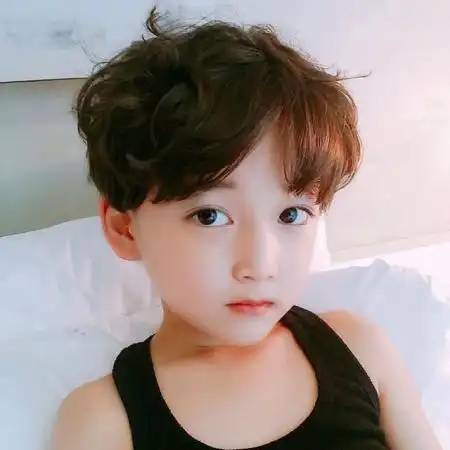 各位大神帮帮忙,帮忙把图片上的小男孩的照片发给我,谢谢各位大佬