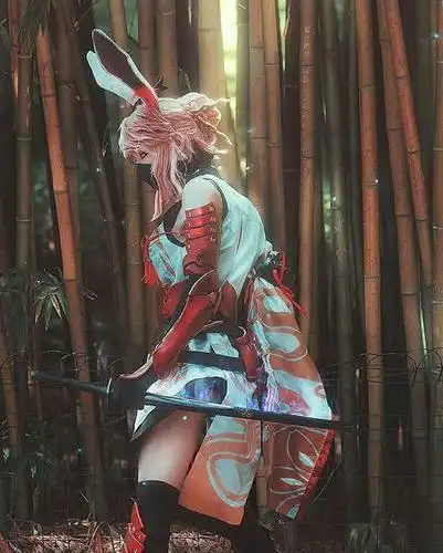 国外帅小伙cos崩坏3真炎幸魂腿长腰细雌雄难辨