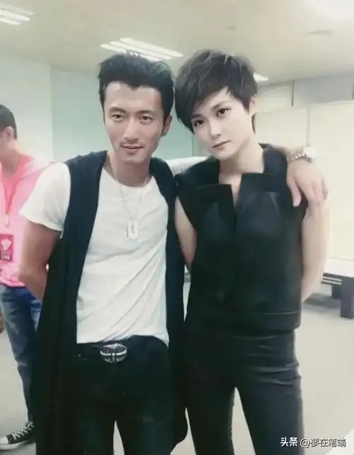 5的谢霆锋站在身高163的大s旁边,他才显得很高大