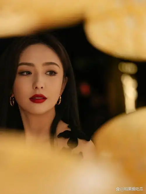 佟丽娅美到认不出皮肤白皙腰部纤细胸前镂空一块太性感