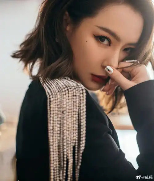 戚薇短发搭配质感黑长裙 霸气利落气场2米8|戚薇_新浪新闻