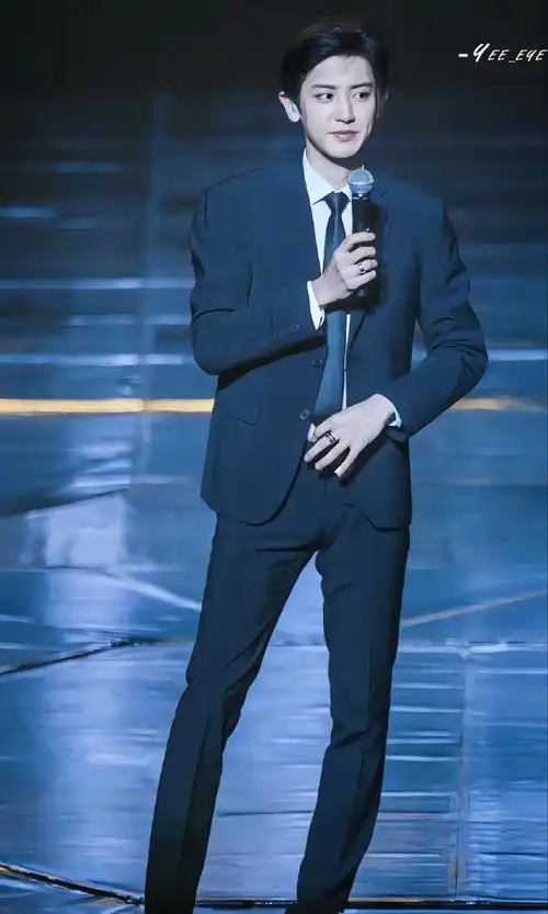 穿西装的#朴灿烈#拜托很难拒绝哎