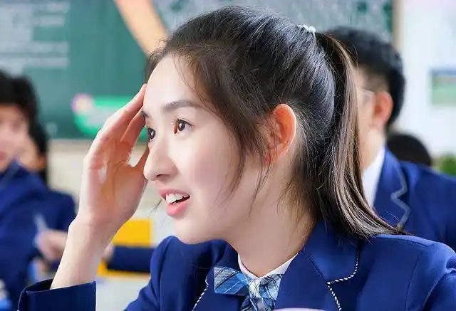 扮演邓小琪的演员叫王玉雯,其实今年已经22岁了.