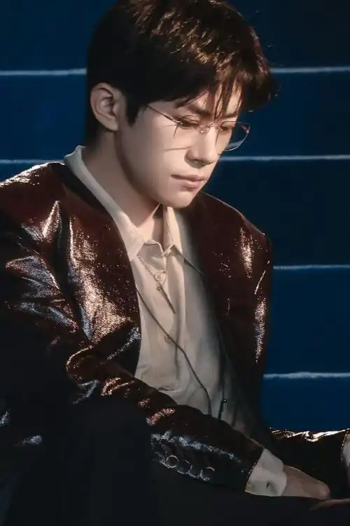 易烊千玺复古红皮衣##vogue时尚之力盛会#谁懂皮衣 金丝眼镜的含搅靠