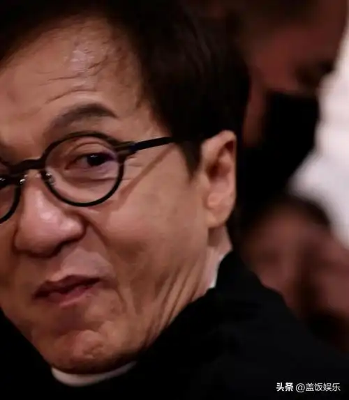 泪目成龙头发胡须都白了活动现场始终保持微笑与人交流