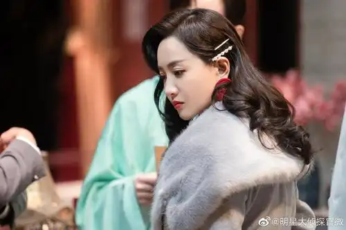 3月2日,杨蓉最新剧照曝光,她身穿灰色毛绒外套贵气十足,复古大波浪