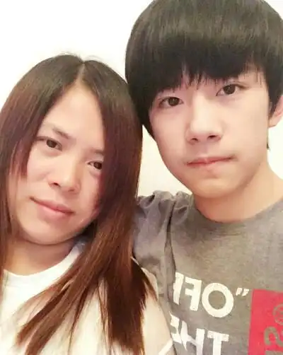 jacksonyee易烊千玺 和妈妈