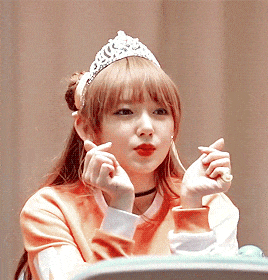 女神嘟嘟嘴卖萌迷人气质gif动图_动态图_表情包下载_soogif