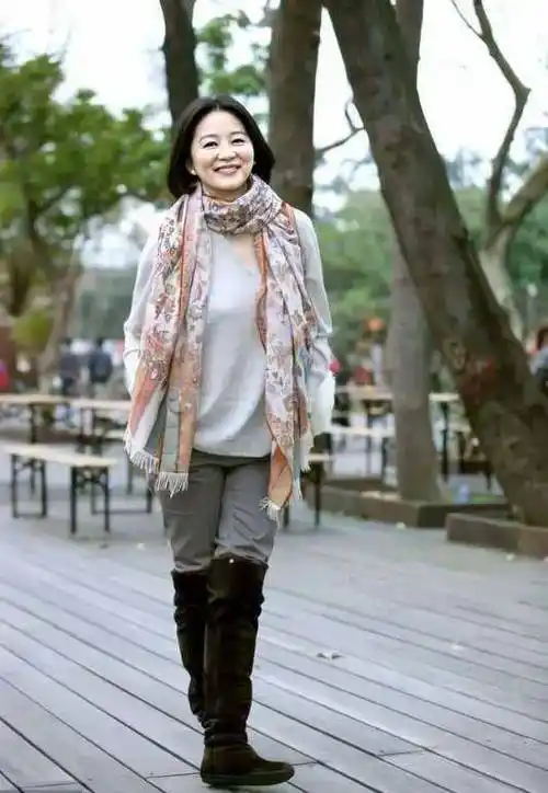 林青霞穿长裙配皮草披肩,梳偏分短发美到骨子里,65岁老的真实_黑色