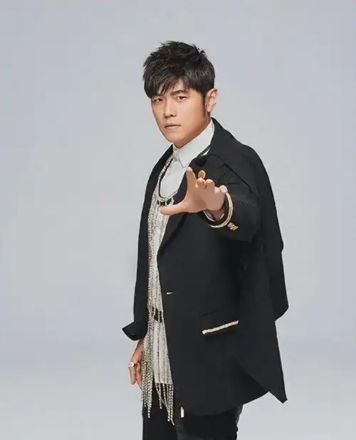 华晨宇,一个在2013年参加快乐男声的小伙子,因为他声音尖锐而有力