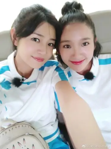 陈妍希晒和蒋欣宋茜唐艺昕自拍 女星同框自拍亮点多