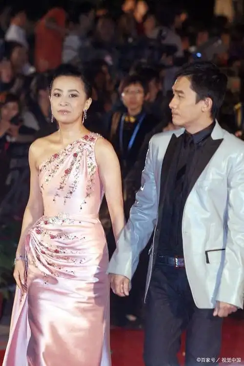 梁朝伟刘嘉玲夫妇是香港影坛的金童玉女,两人结婚已经22年,感情依旧