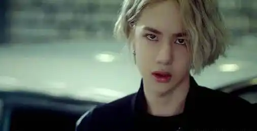 宝藏男孩王一博:爱摩托"不爱美人",实则表面高冷内心柔软!