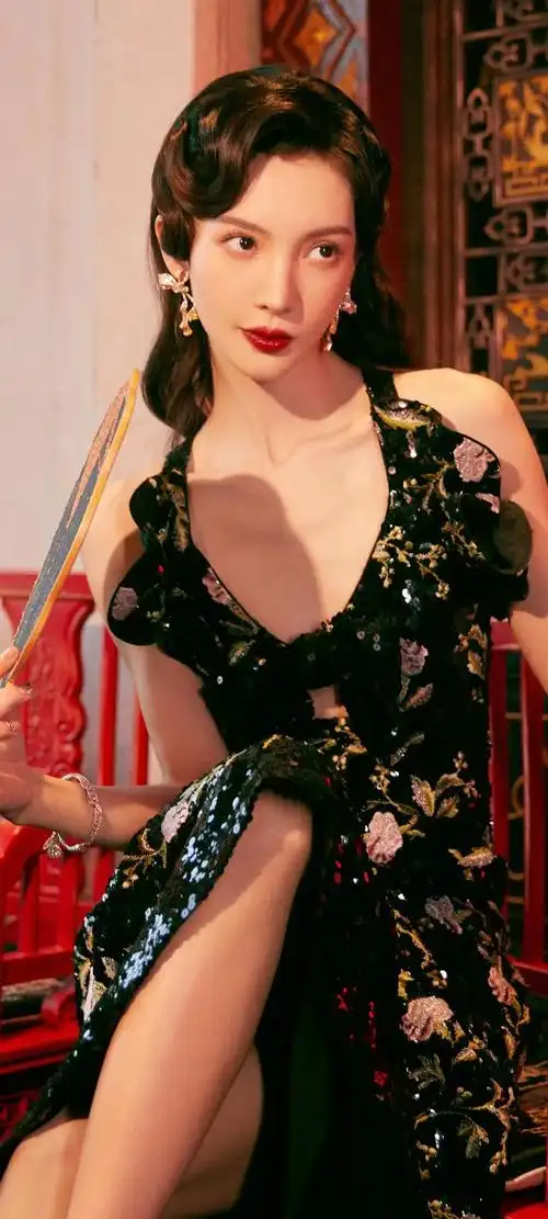 在这组壁纸中,金晨化身为时尚的代表,展现了她的多面魅力.