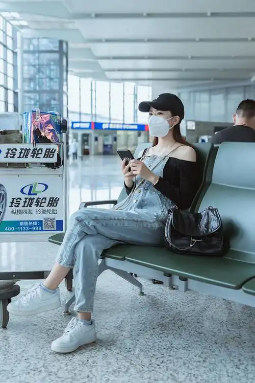 假装女明星在机场被拍