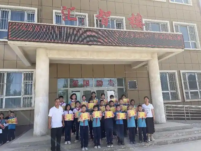 第五小学朗诵比赛现场叶城县第五小学书法比赛现场叶城县第三中学书法