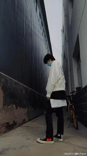 摄影博主严浩翔上线用反差色照片定格的帅气