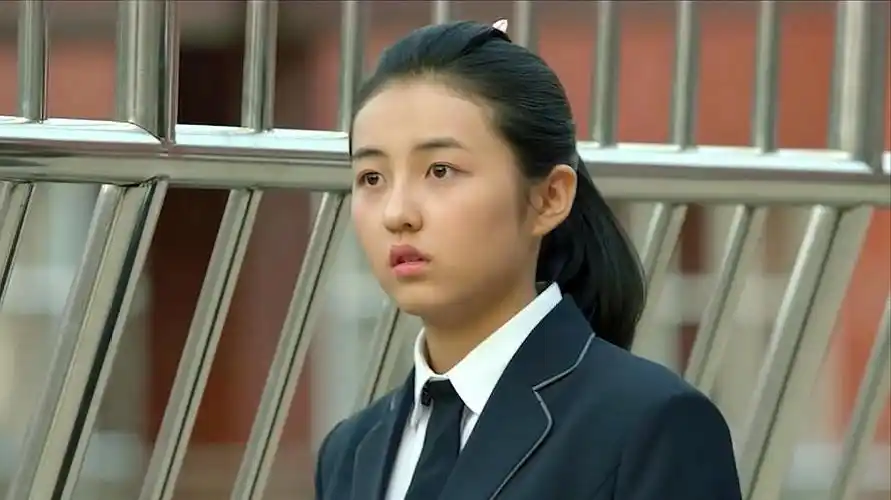 12016年小别离:饰演方朵儿,李想来告诉朵朵自已要转学了,朵朵满脸的