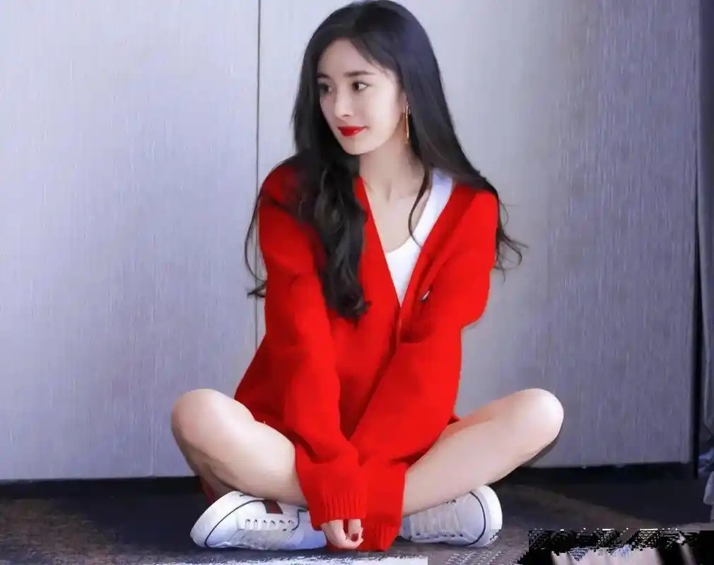 杨幂大红毛衣
