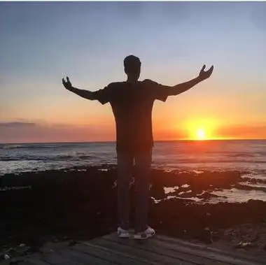 男生头像背影看大海 男生头像图片大全 -【爱个性】