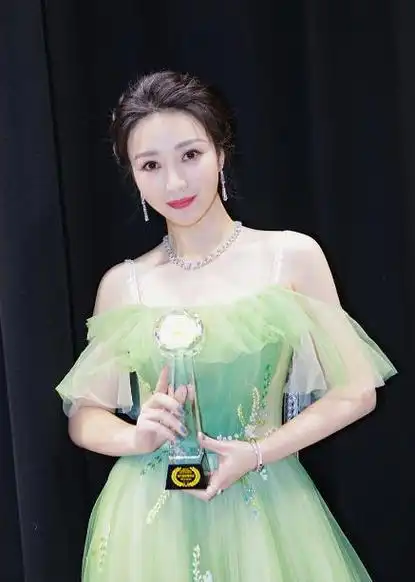 43岁还未结婚的"宅男女神"柳岩,到底是好牌打烂,还是烂牌打好?