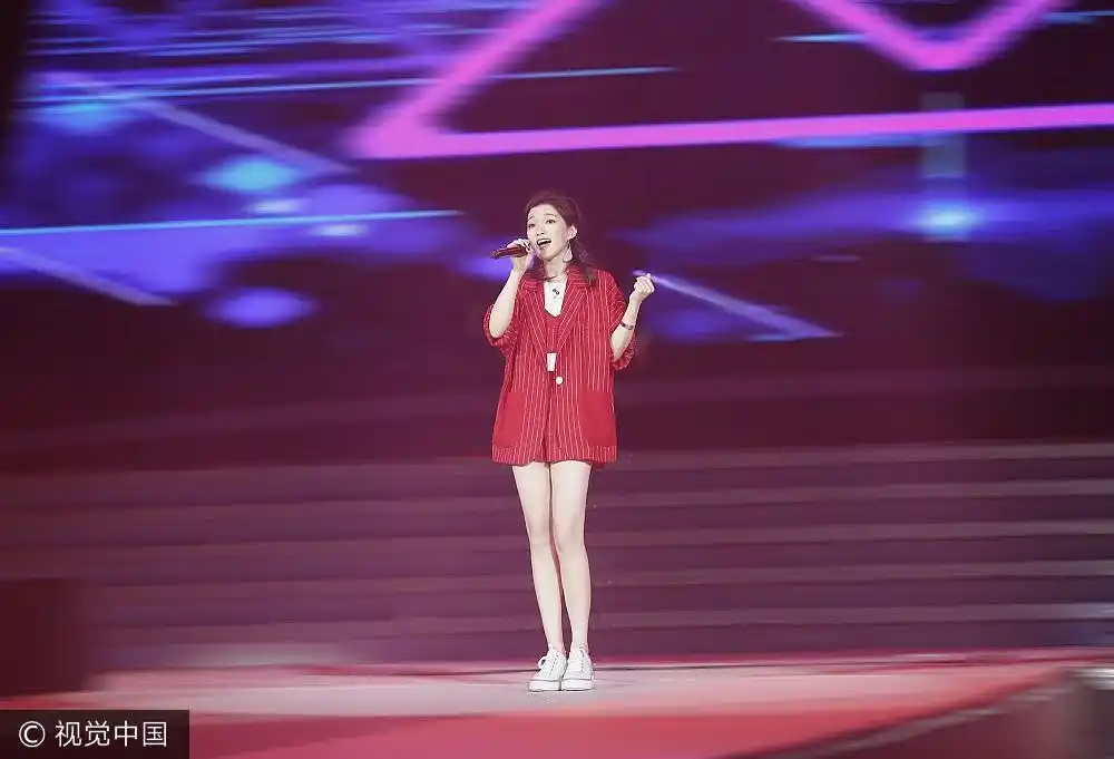 2 / 4 新浪娱乐讯 2017年8月17日讯,山东济南,《中国好声音》歌手丁丁