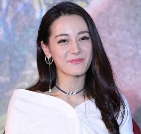离开精修的迪丽热巴老了十几岁为什么新疆人容易显老呢