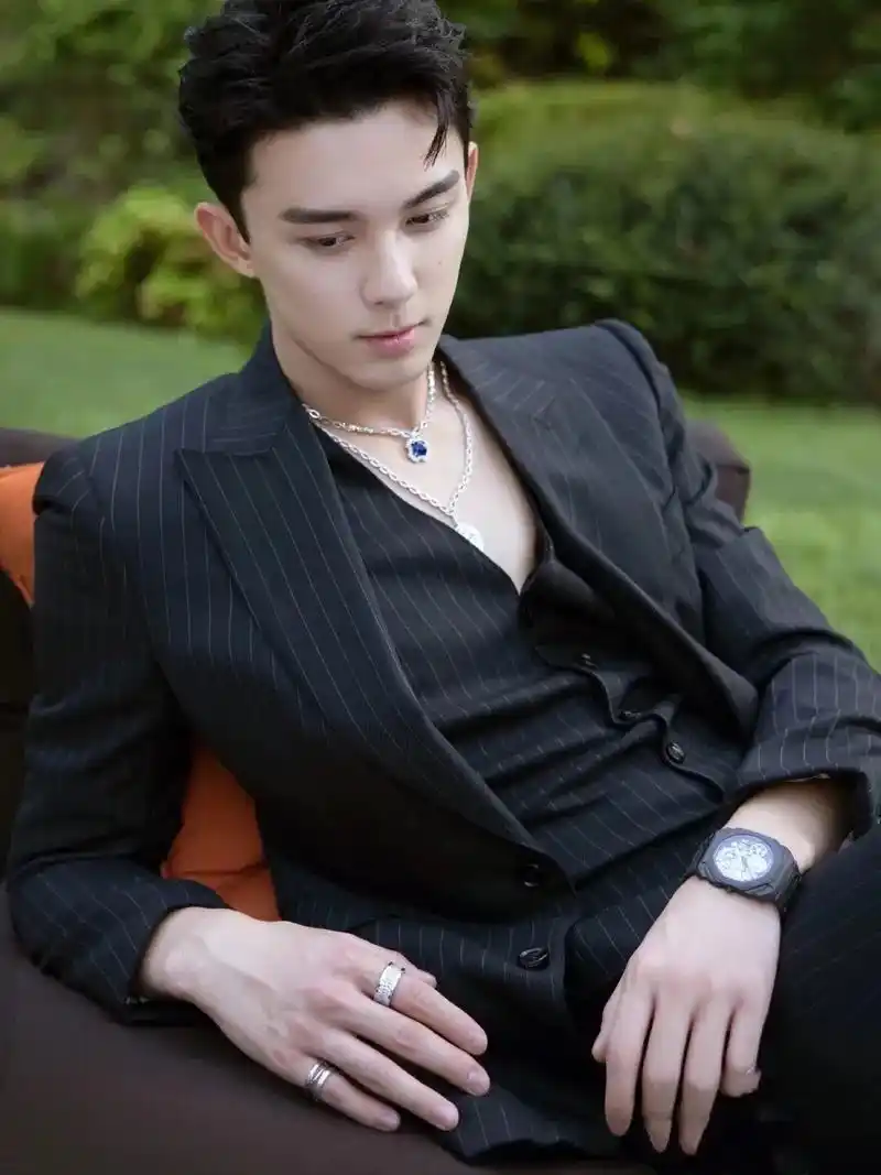 吴磊 #西装杀 跟王鹤棣好像啊 - 抖音