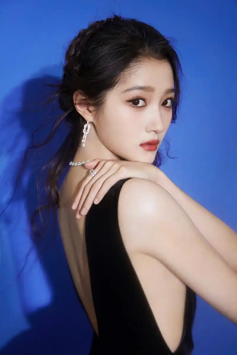 关晓彤姐姐好美啊!身穿黑色v领长裙,显得好优雅性感啊!