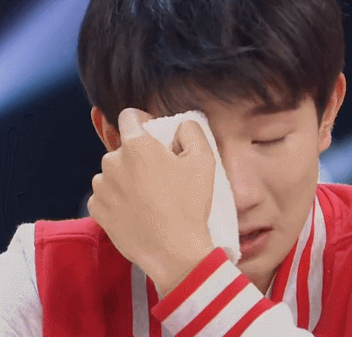 伤心gif抽泣gif擦眼泪gif王源gif王牌对王牌gif综艺gif表情包gif