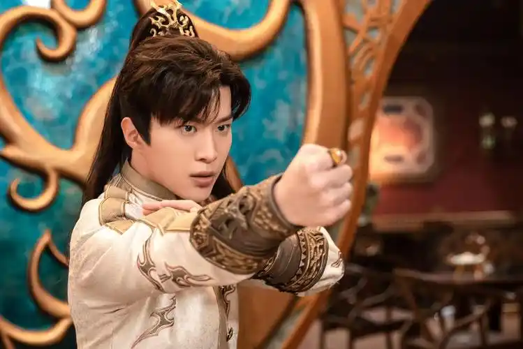 电视剧《灵域》由逆苍天同名小说改编,讲述了失忆少年秦烈(范丞丞 饰)