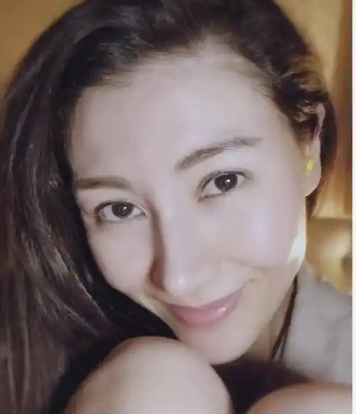 50岁李嘉欣晒生活照,纤细身材十分吸睛,她的颜值真是大写的服气_瑜伽