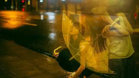 雨中伤感撑伞女孩图片37