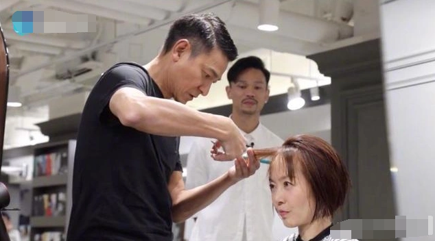 59岁刘德华给鲁豫剪发,她秒变迷妹,网友:可以吹一辈子