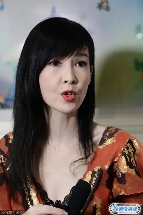 51岁周慧敏穿花裙现身 皮肤无惧特写