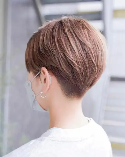 此外,推后脖短发也非常适合脸型比较小巧的女性,可