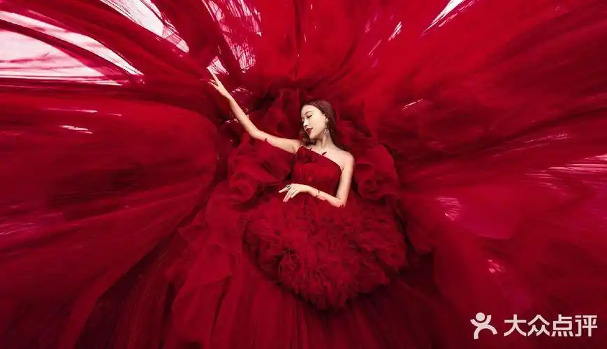 气场十足的红色婚纱照在光影下闪耀颠覆以往一惯的标配白纱