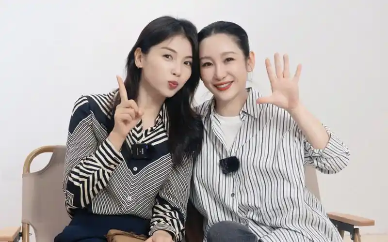 刘涛零点为秦海璐庆生晒合照相互依偎姐妹情深相伴彼此15年