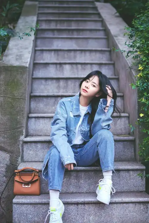 小个子谭松韵气场全开,西装套装打造霸气一面,职场风造型更利落