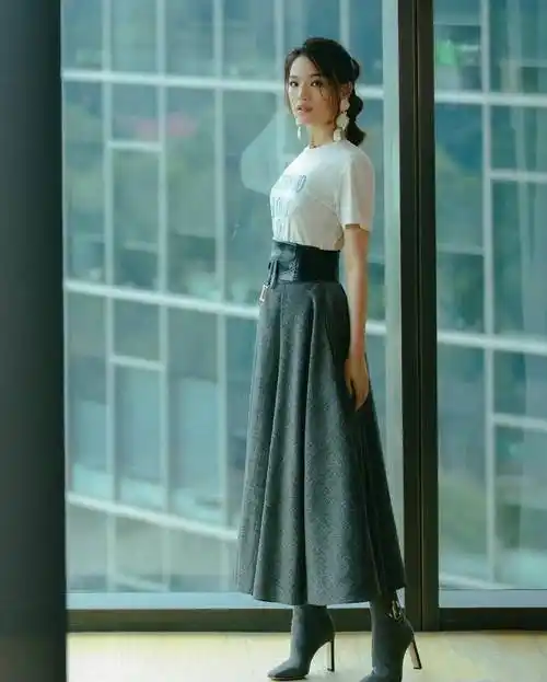 舒淇才是"完美女神",随便穿一件白t都挡不住傲人身材,太有女人味了-爱