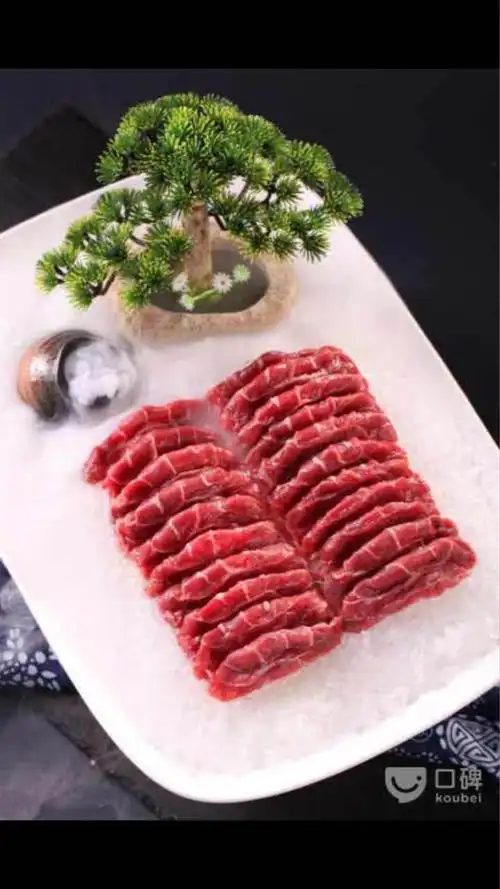 正宗火锅店,牛羊肉非常新鲜,锅底很正宗哦,下次还过来.