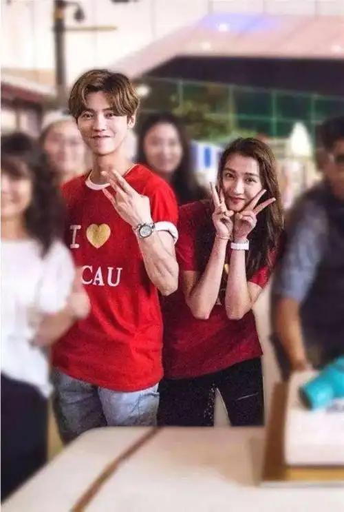 蔡徐坤和关晓彤罕见同框两个人都凶巴巴的疑似彼此看不惯