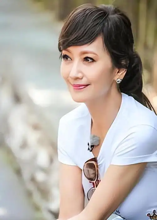 赵雅芝的3个儿子:老大47岁老二44岁老三37岁,个个都很优秀